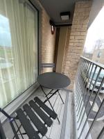 Spectacular 2 Bedroom Apartment in Great Location - B&B