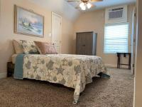 Adorable private 1-bedroom studio on mini-farm. - B&B Providence