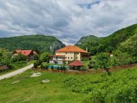 Pensiunea Castania - Pensiune cu piscina la munte - B&B Polovragi