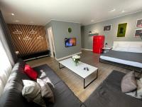 B&B Petropavl - Квартира-студия с отдельным входом с гостиничным сервисом, с белым постельным - Bed and Breakfast Petropavl