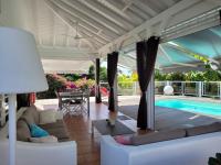 VILLA STE MARTHE avec piscine, grande terrasse, jardin intime et citerne d'eau - Bed and Breakfast