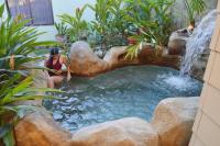 B&B La Fortuna - Elegant Villa in La Fortuna with spacious backyard plus very private pool & parking - Bed and Breakfast La Fortuna