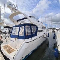 B&B Lymington - Mad Moment-Two Bedroom Luxury Motor Boat In Lymington - Bed and Breakfast Lymington