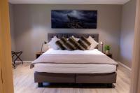 Habitación con cama extragrande y vistas al jardín