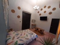 Habitación con cama grande