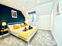 Stunning NEW Large 3 bedroom House - 5 Minutes to the nearest Beach! - Great Location - Garden - Parking - Fast WiFi - Smart TV - Newly decorated - sleeps up to 7! Close to Poole & Bournemouth & Sandbanks - Chambres d'hôtes Lytchett Minster