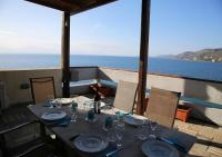 Penthouse -Breathtaking sea view-Just on the beach - Chambres d’hôtes Loutráki