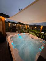 Stunning 5 Bedroom Victorian home with optional hot tub - B&B Pershore