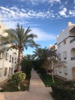 lovely one bedroom apartment within cozy compound including swimming pool, supermarket. perfect location at neama Bay with access to public transportation - B&B