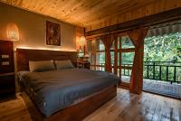 Habitación con cama grande y balcón