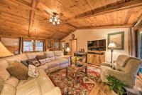 Ellijay Cabin with Porch & Private Hot Tub! - Chambres d'hôtes Ellijay
