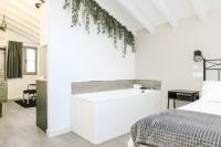 Studio with Spa Bath