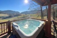 Deck and Mtn Views! Luxe Log Cabin in Waynesville - B&B Waynesville