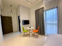 Zimmer mit Queensize-Bett und Balkon