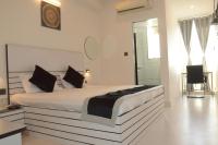Zimmer mit Kingsize-Bett und Bergblick