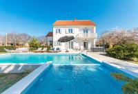 B&B Tinj - Spacious villa Vito with large pool - Bed and Breakfast Tinj