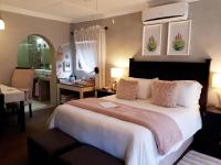 Zimmer mit Queensize-Bett und Poolblick