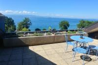 Lakefront. Appartement pieds dans l'eau. View and direct access to the lake. - B&B Anthé