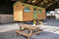 B&B Beaworthy - Finest Retreats - The Shepherd's Hut at Northcombe Farm - Bed and Breakfast Beaworthy