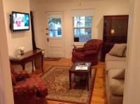 Charming Cottage on a City Farm! - Bed and Breakfast