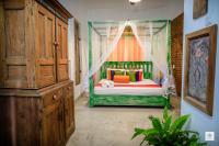 Habitación con cama grande