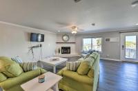 B&B Pensacola - Bright and Chic Pensacola Townhouse with Sunroom! - Bed and Breakfast Pensacola