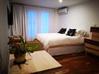 Zimmer mit Queensize-Bett und Balkon
