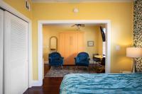 Duval Street Suite overlooking Duval with parking and pool - Chambres d’hôtes Key West