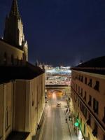 WOW HOME 2 - 175 mq - posteggio privato - davanti porto traghetti - fino a 10 posti letto - balcone - B&B