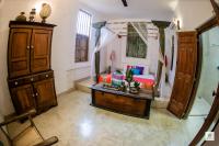 Habitación con cama grande