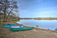 B&B Winnsboro - Lakefront Cabin with 2 Lofts, Boats on 4 Acres - Bed and Breakfast Winnsboro