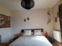 Habitación con cama grande y vistas al jardín