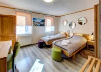 Tweepersoonskamer met 2 Aparte Bedden en Douche