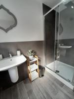 Doctors lane Stylish 3 Bedroom Family House with Parking - Bed and Breakfast