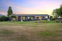 B&B Rotorua - Above Par Golf Course Villa with Hot Tub 4bd3bth - Bed and Breakfast Rotorua