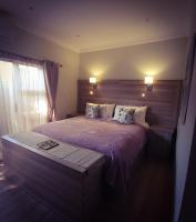 Zimmer mit Kingsize-Bett