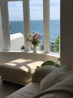 Cliff House - a stunning sea view 2 bed apartment in Porthleven - B&B Porthleven
