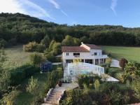 B&B Bouziès Bas - Trois gîtes ensemble dans le même immeuble devant la piscine avec terrasses offrant une vue magnifique, dont une couverte au niveau de la piscine et vue sur la vallée à l'étage - Bed and Breakfast Bouziès Bas