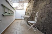 DOMUS CESARE - dimora storica totalmente in pietra nel cuore del centro storico con cabina doccia pietra in camera e zona relax esterna-historic residence entirely made of stone in the heart of the historic center with stone shower cabin in the room - B&B Carovigno