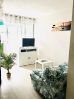 studio cosy et moderne au couchant situé 150m de la plage -avec PARKING GRATUIT PRIVE - 25m2 - climatisé - balcon - wifi gratuit - Chambres d'hôtes La Grande-Motte