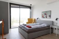 Casa Aire de Mar, modern house with private pool, overlooking Baviera golf, within walking distance of beach - B&B Vélez-Málaga