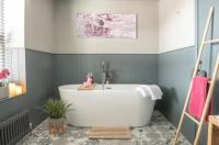 Luxury Cottage Nestled in the Heart of Pickering - Pet Friendly - B&B Pickering