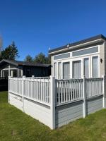 Lakeside Retreat Lodge With Hot Tub - B&B