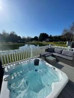 Lakeside Retreat Lodge With Hot Tub - B&B Pocklington