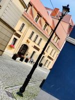 DWUPIĘTROWY apartament Z DWOMA sypialniami ,SALONEM i darmowym PARKINGIEM w centrum miasta - B&B Kłodzko