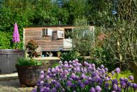 Luxury, rural Shepherds Hut with hot tub nr Bath - B&B Bristol