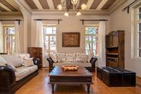Cornelia’s Garden Historic home at Chania Center - B&B