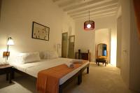 Habitación con cama grande y vistas al jardín