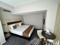 Double Room with 1 Queen Bed