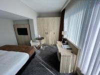 Double Room with 1 Queen Bed